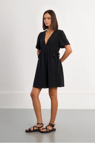 Vestido de manga corta, detalle lazadas.