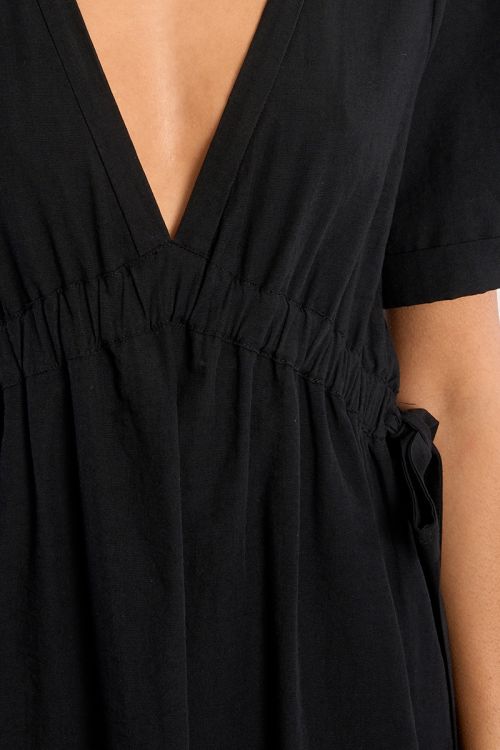Vestido de manga corta, detalle lazadas.