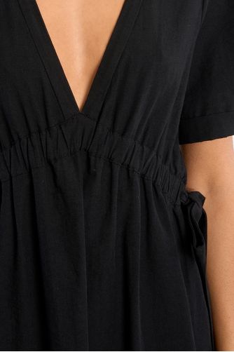 Vestido de manga corta, detalle lazadas.