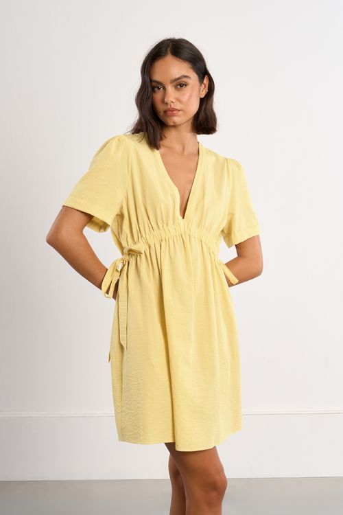 Vestido de manga corta, detalle lazadas.