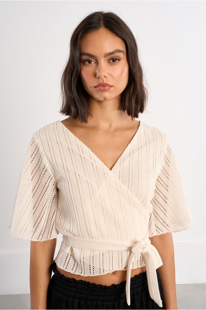 Top de mujer de manga corta, corte cruzado.