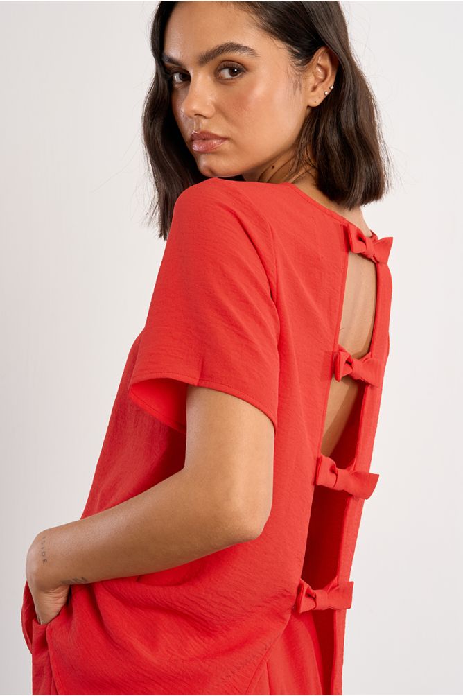 Top de mujer de manga corta, detalle lazos en la espalda.