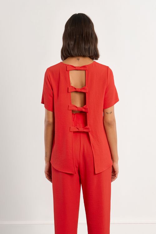 Top de mujer de manga corta, detalle lazos en la espalda.