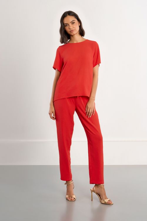 Top de mujer de manga corta, detalle lazos en la espalda.