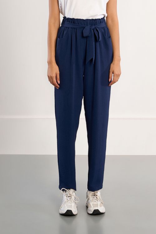 Pantalón de mujer tobillero, con lazada.