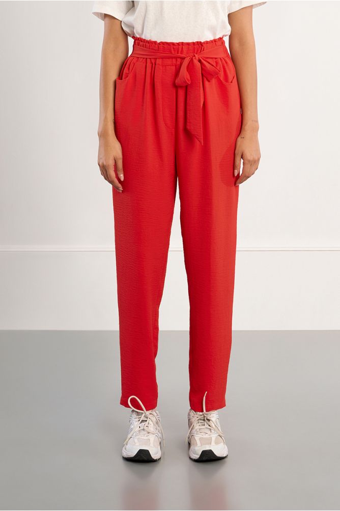 Pantalón de mujer tobillero, con lazada.