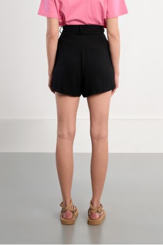 Short de mujer corto, perneras rectas.