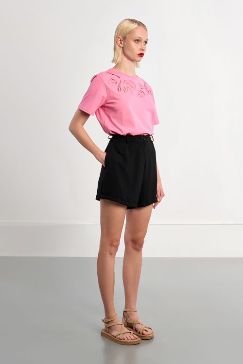 Short de mujer corto, perneras rectas.