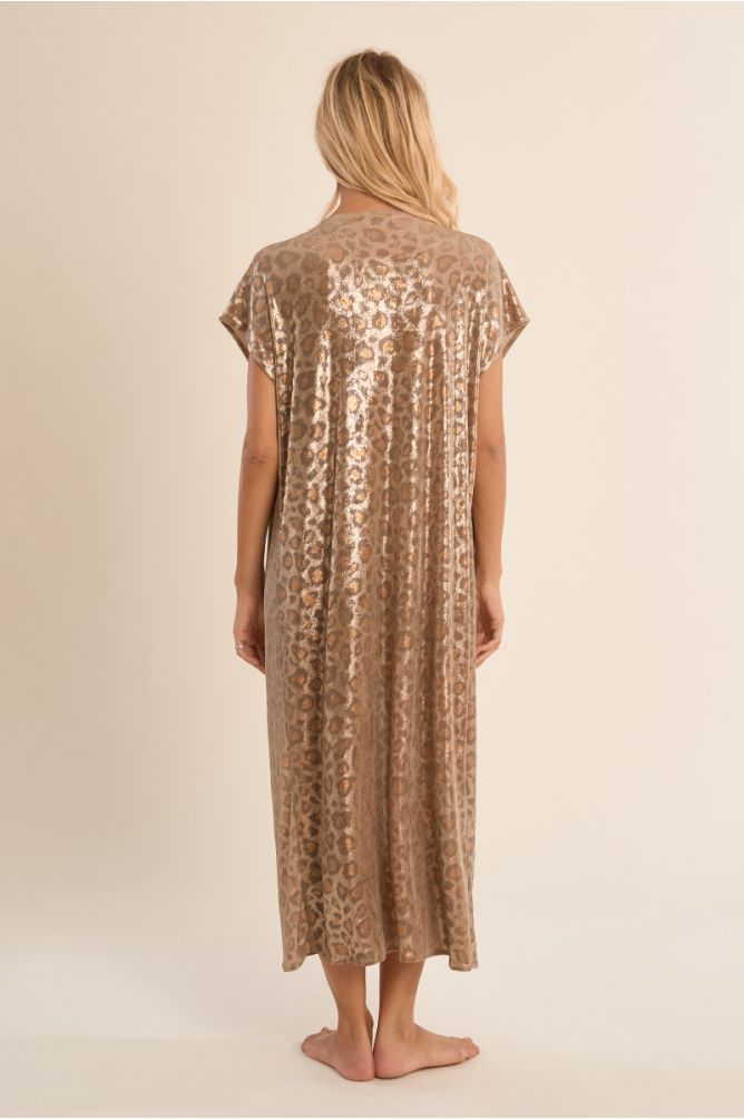 Chaqueta de mujer larga, en tejido brillante, con flecos y estampado.