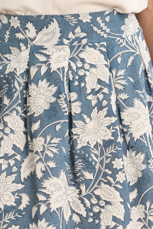 Falda corta, plisada, con estampado.