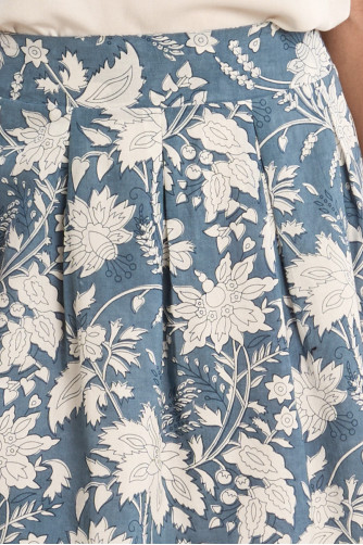Falda corta, plisada, con estampado.