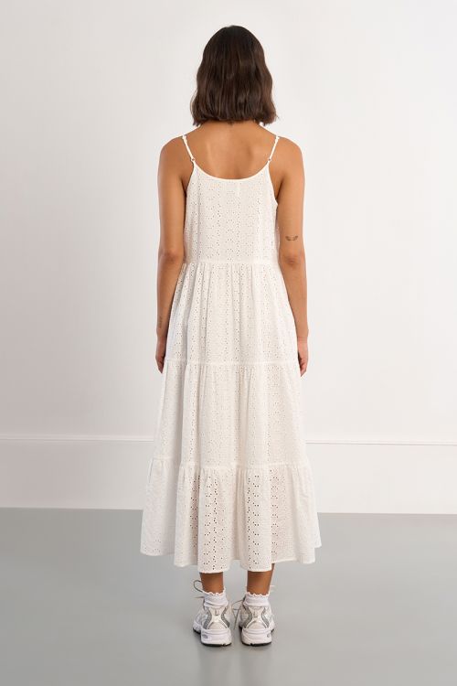 Vestido de tirantes, bordado, con volantes.