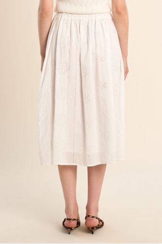 Falda midi, con detalles bordados.