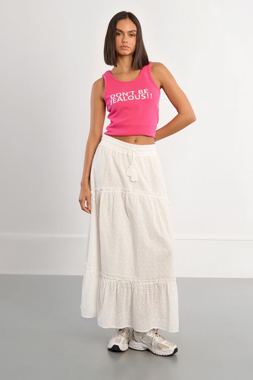 Falda larga, con detalle de flores y volantes.