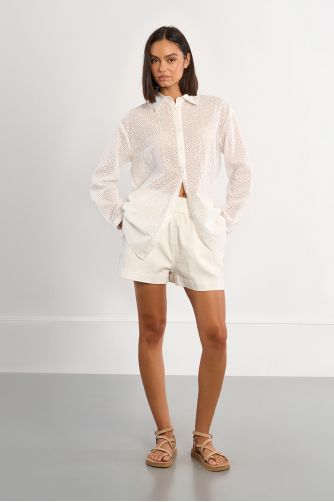 Camisa de mujer de manga larga, detalle flores.