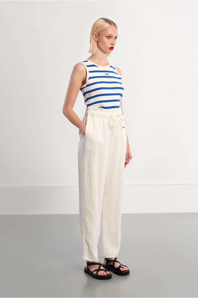 Pantalón de mujer largo, con lazada.