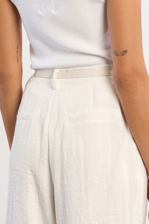 Bermuda de mujer de corte recto, detalle cinturón.