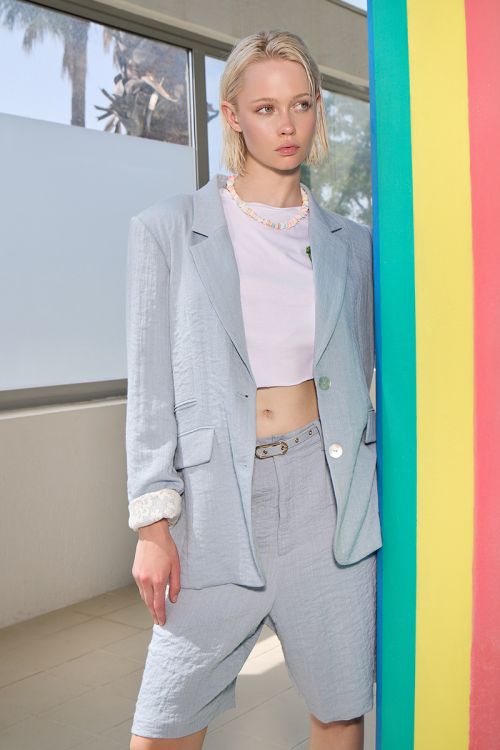 Blazer de mujer de manga larga, cuello y solapa.