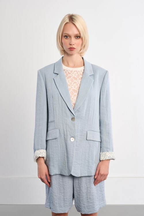 Blazer de mujer de manga larga, cuello y solapa.