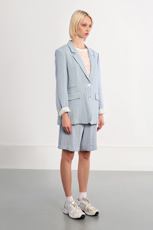 Blazer de mujer de manga larga, cuello y solapa.
