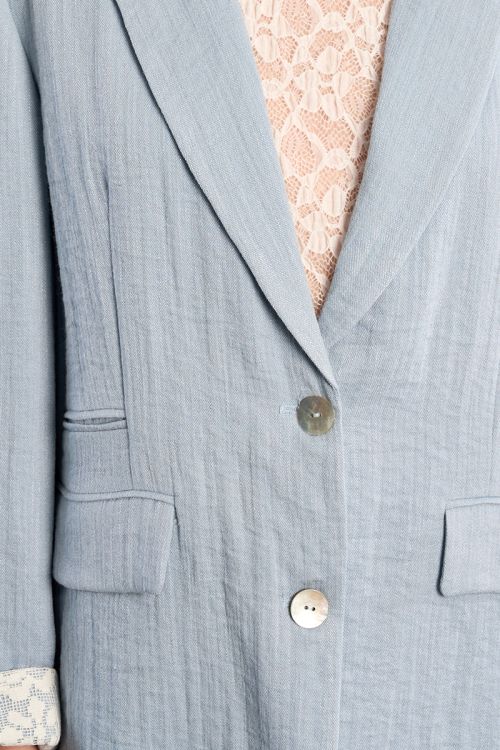 Blazer de mujer de manga larga, cuello y solapa.