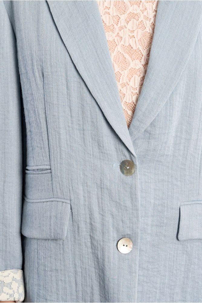 Blazer de mujer de manga larga, cuello y solapa.