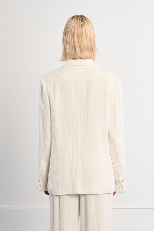 Blazer de mujer de manga larga, cuello y solapa.