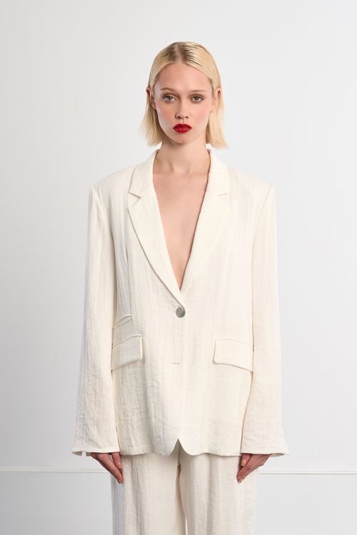 Blazer de mujer de manga larga, cuello y solapa.