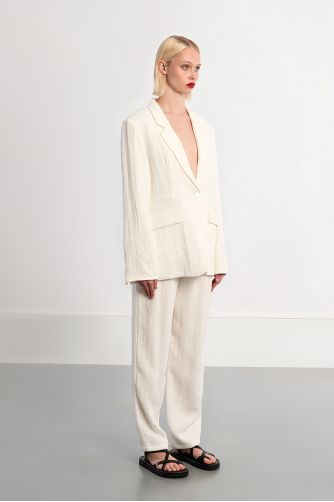 Blazer de mujer de manga larga, cuello y solapa.