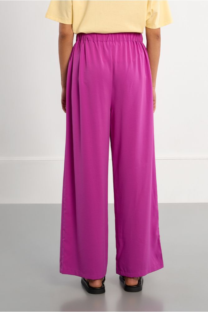 Pantalón de mujer largo, perneras anchas.