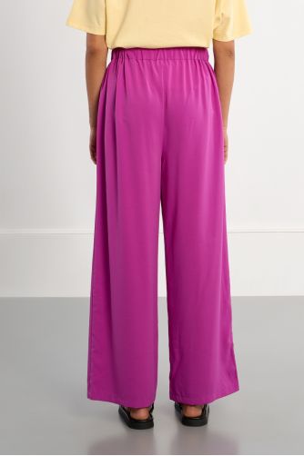 Pantalón de mujer largo, perneras anchas.