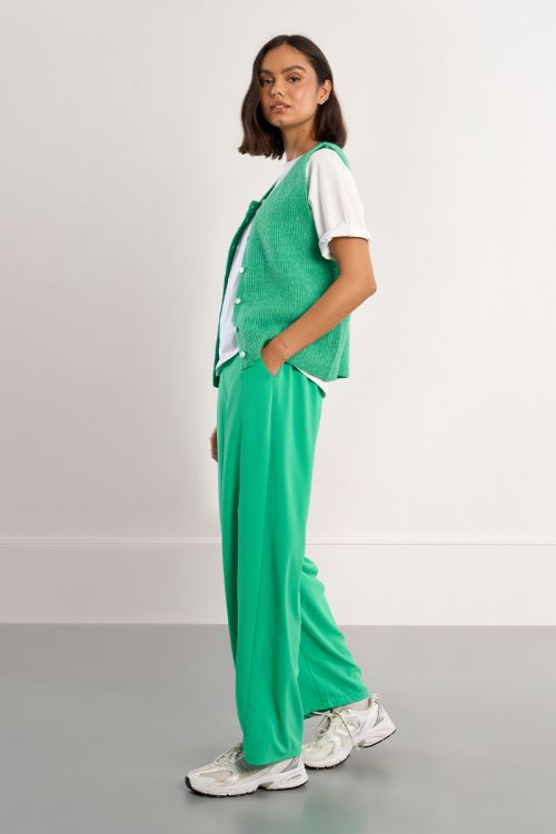 Pantalón de mujer largo, perneras anchas.