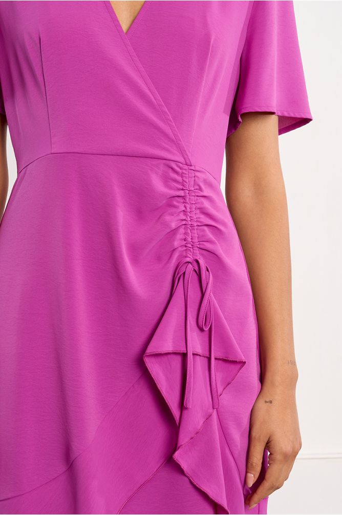 Vestido de manga corta, drapeado.