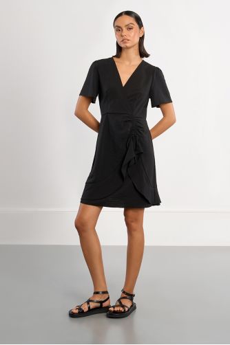 Vestido de manga corta, drapeado.