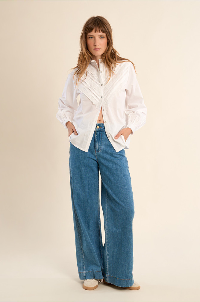 Pantalón de mujer largo, vaquero, perneras anchas.