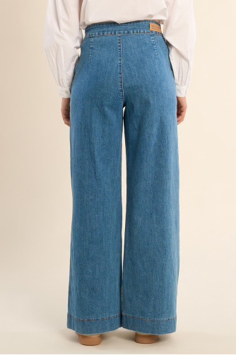 Pantalón de mujer largo, vaquero, perneras anchas.