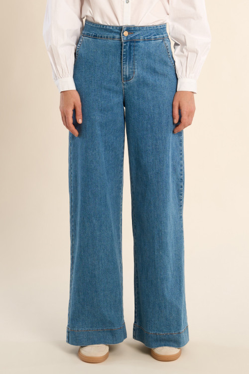 Pantalón de mujer largo, vaquero, perneras anchas.