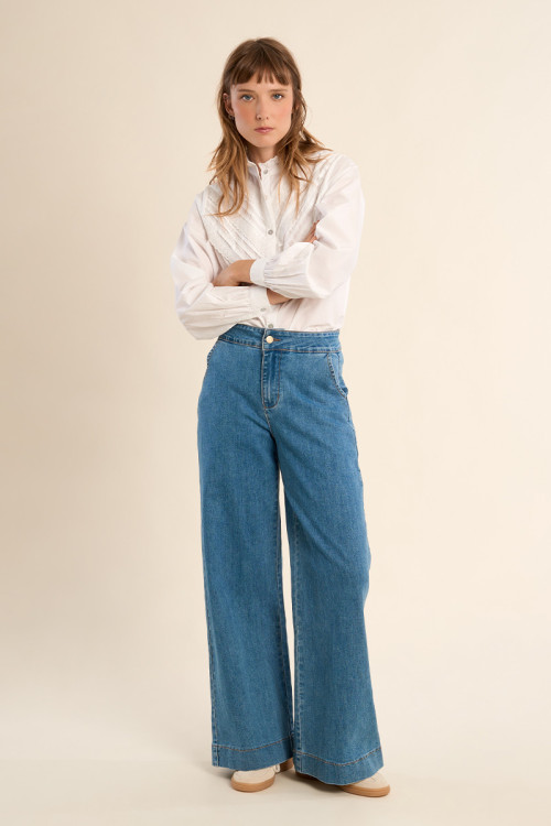 Pantalón de mujer largo, vaquero, perneras anchas.
