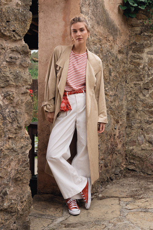 Pantalón de mujer tobillero, acampanado.