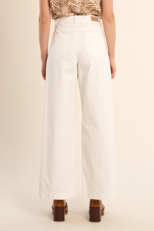 Pantalón de mujer tobillero, acampanado.