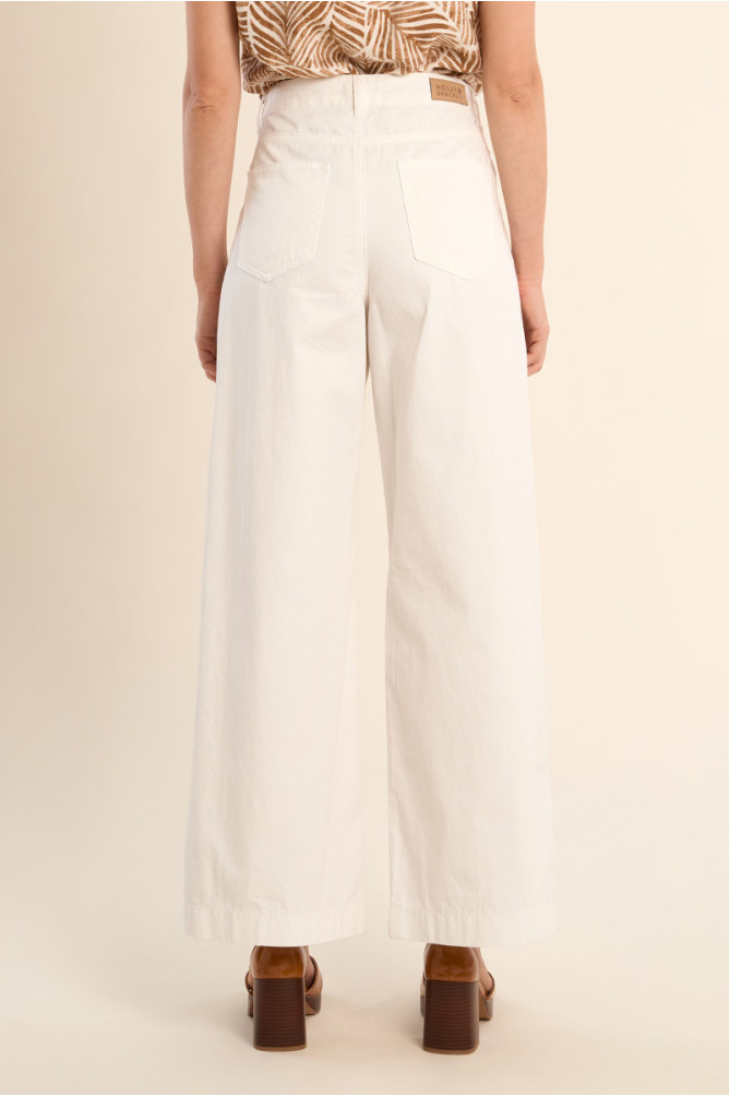 Pantalón de mujer tobillero, acampanado.