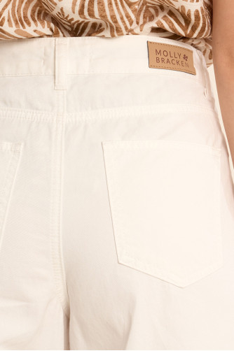 Pantalón de mujer tobillero, acampanado.