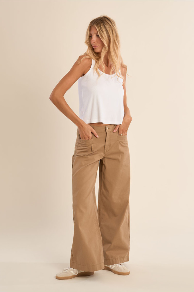 Pantalón de mujer tobillero, acampanado.