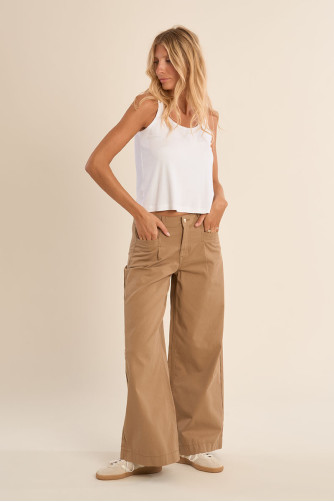 Pantalón de mujer tobillero, acampanado.