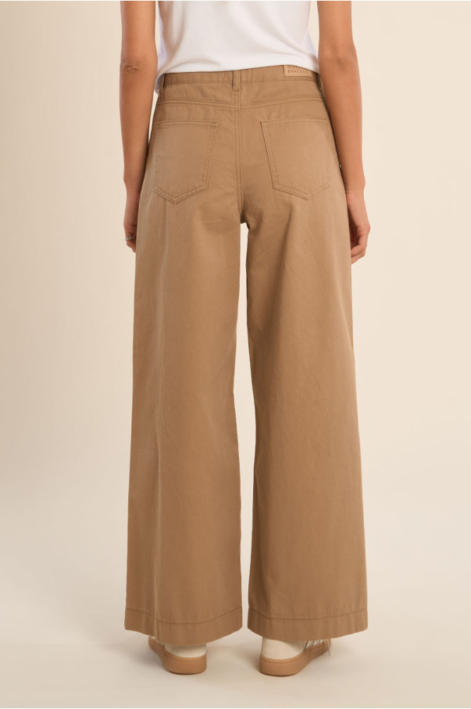 Pantalón de mujer tobillero, acampanado.