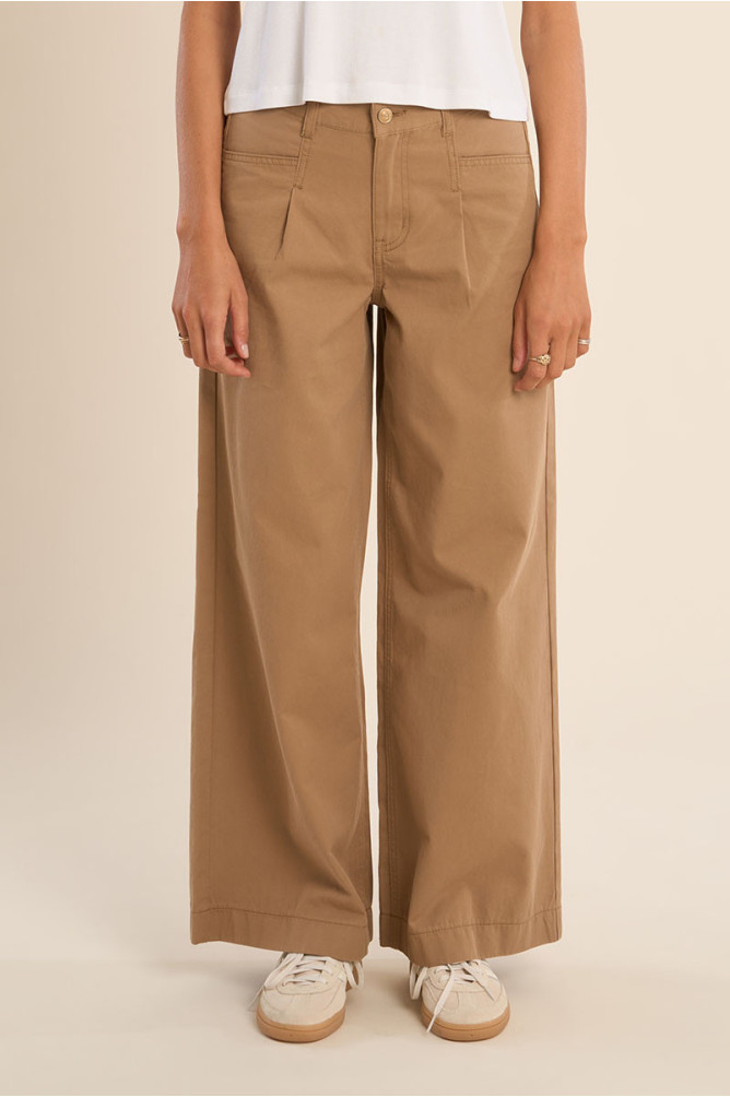 Pantalón de mujer tobillero, acampanado.