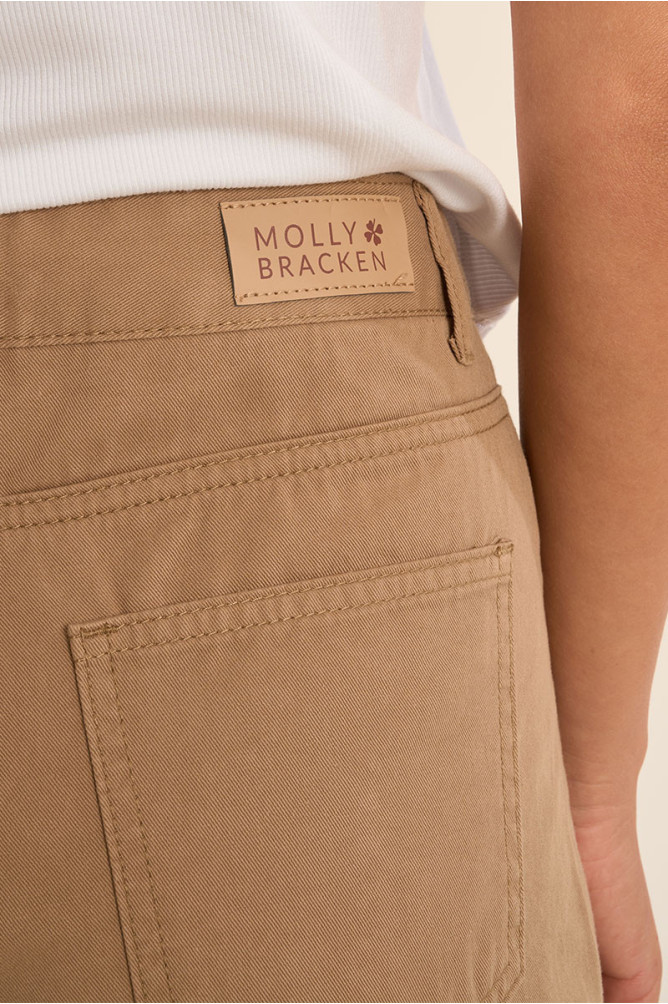 Pantalón de mujer tobillero, acampanado.