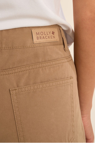 Pantalón de mujer tobillero, acampanado.