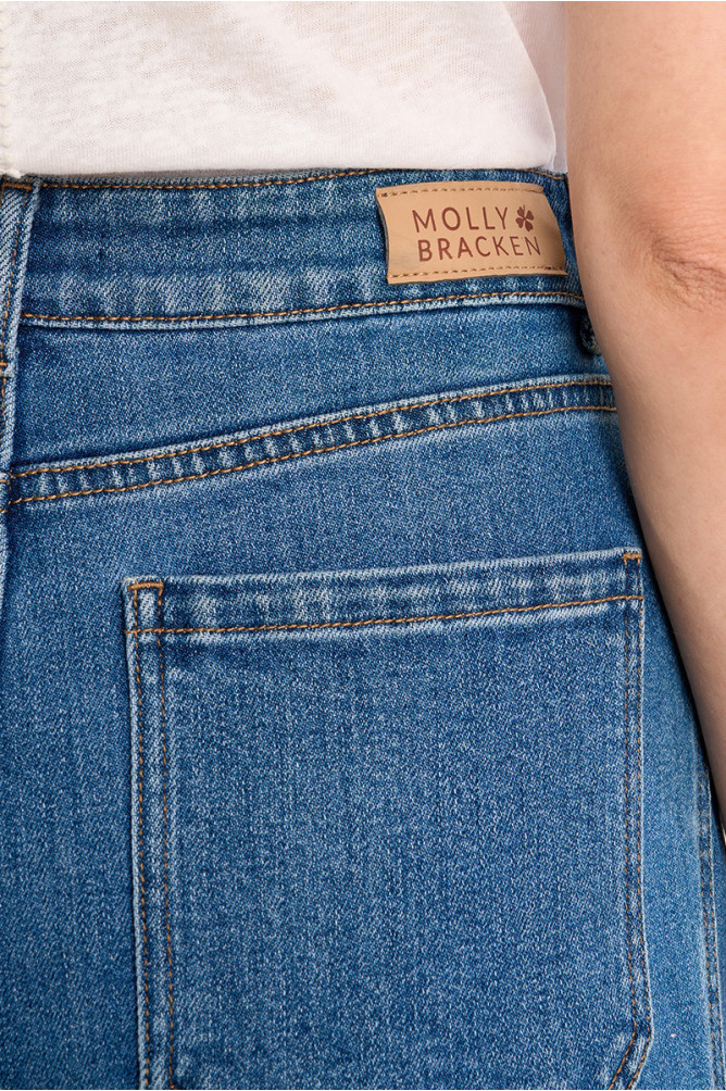 Pantalón de mujer vaquero, acampanado.