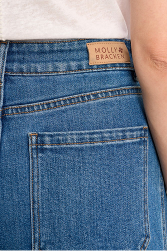 High-waisted and wide-waisted jeans